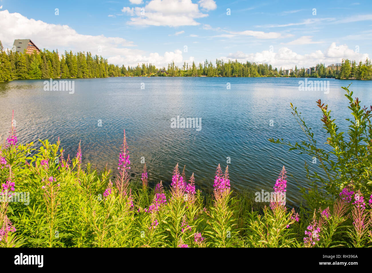 Lago di montagna il villaggio di Strbske Pleso nel Parco nazionale dei Tatra, Slovacchia Foto Stock