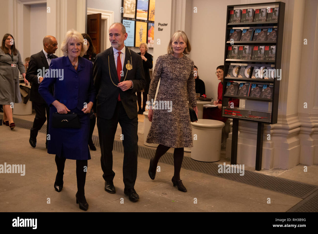 La duchessa di Cornovaglia con Christopher Le Brun, presidente della Royal Academy of Arts durante una visita alla Royal Academy of Arts di Londra per visualizzare il recentemente aperto strutture di apprendimento e incontrare i bambini e gli adulti che partecipano a RA programmi per l'istruzione. Foto Stock