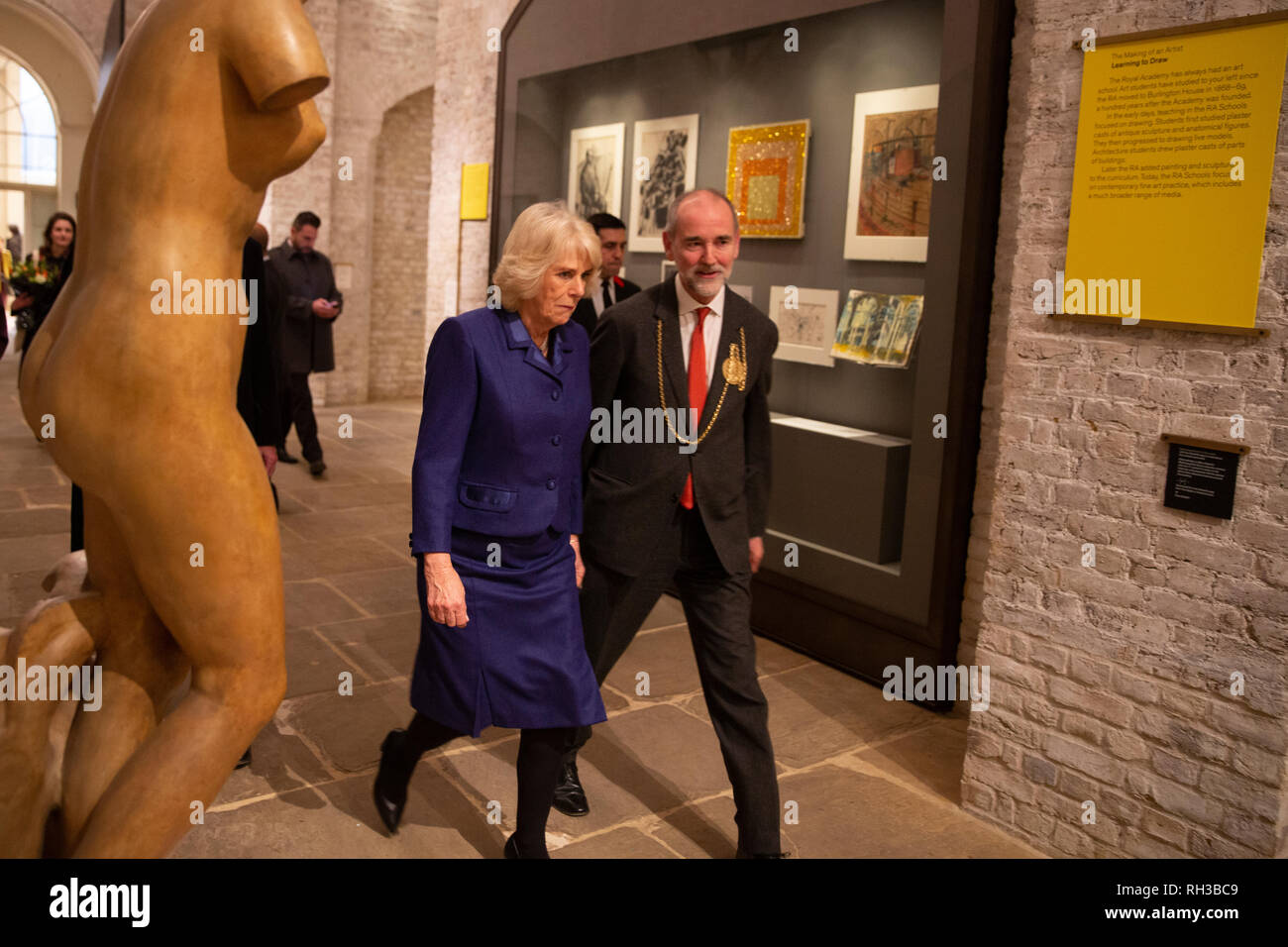 La duchessa di Cornovaglia con Christopher Le Brun, presidente della Royal Academy of Arts durante una visita alla Royal Academy of Arts di Londra per visualizzare il recentemente aperto strutture di apprendimento e incontrare i bambini e gli adulti che partecipano a RA programmi per l'istruzione. Foto Stock