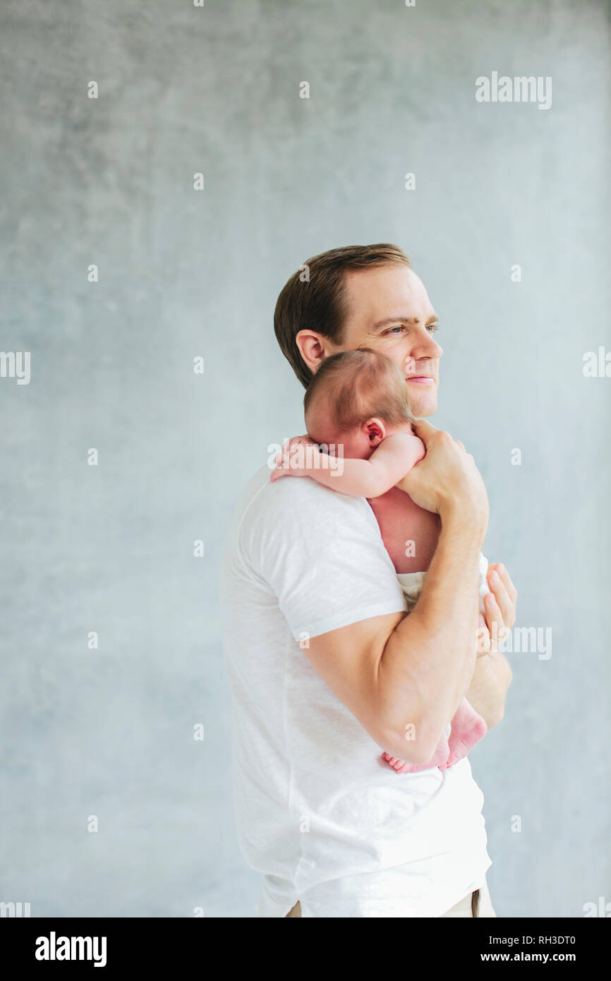 Padre con neonati Foto Stock