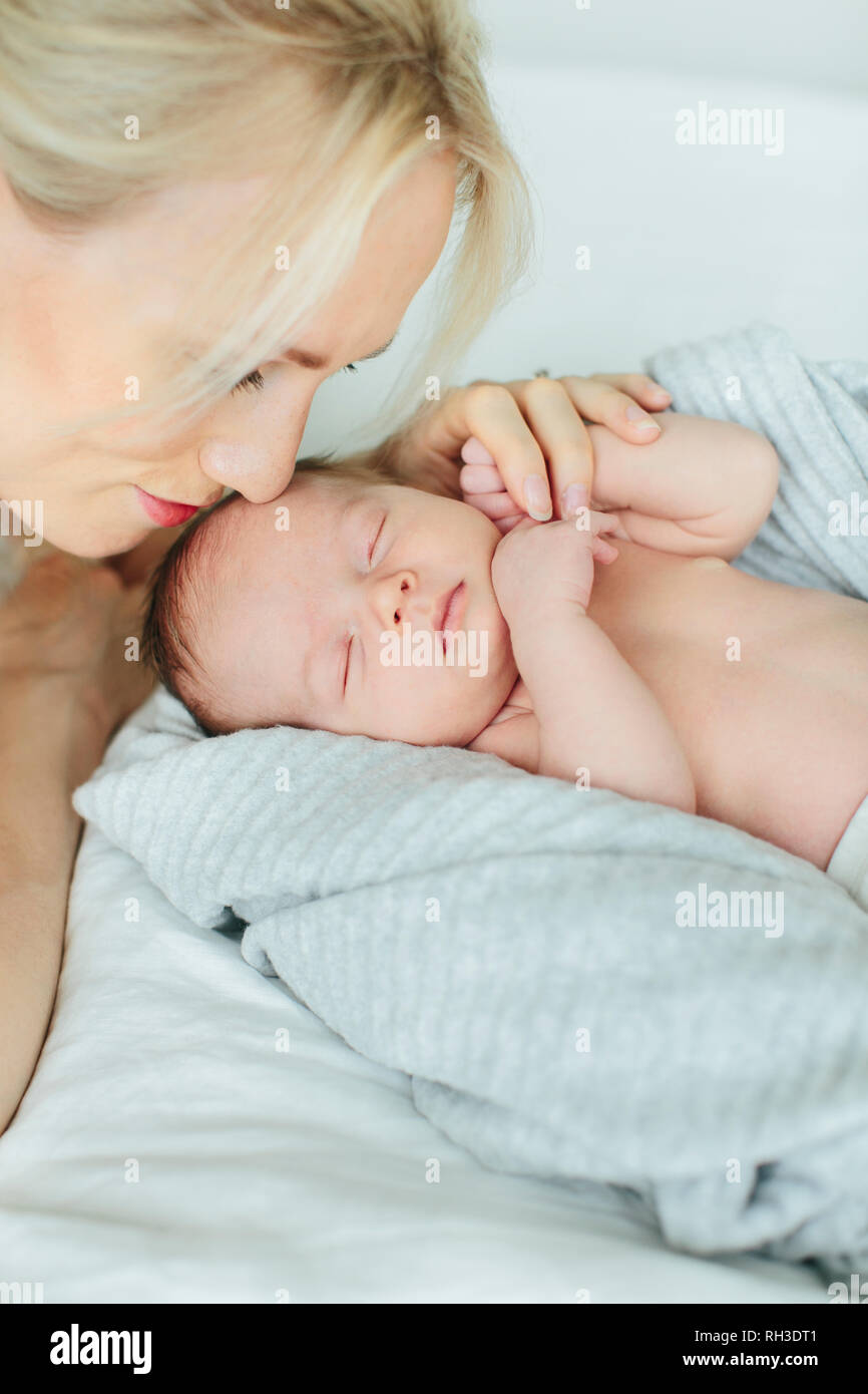 Madre con bambino neonato Foto Stock