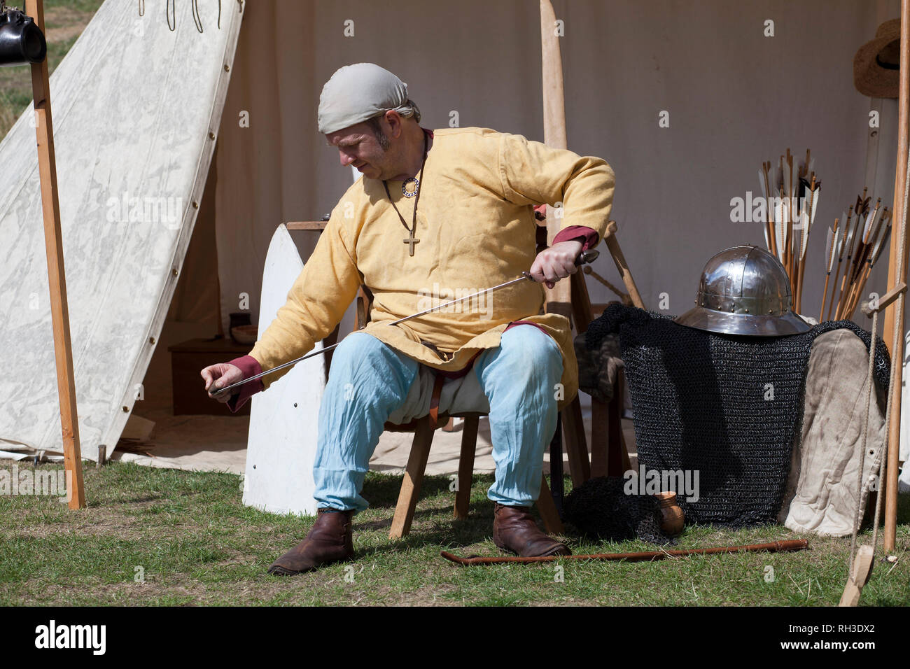 Anglo-Saxon lama di pulizia di spada al Norfolk festival di storia Foto Stock