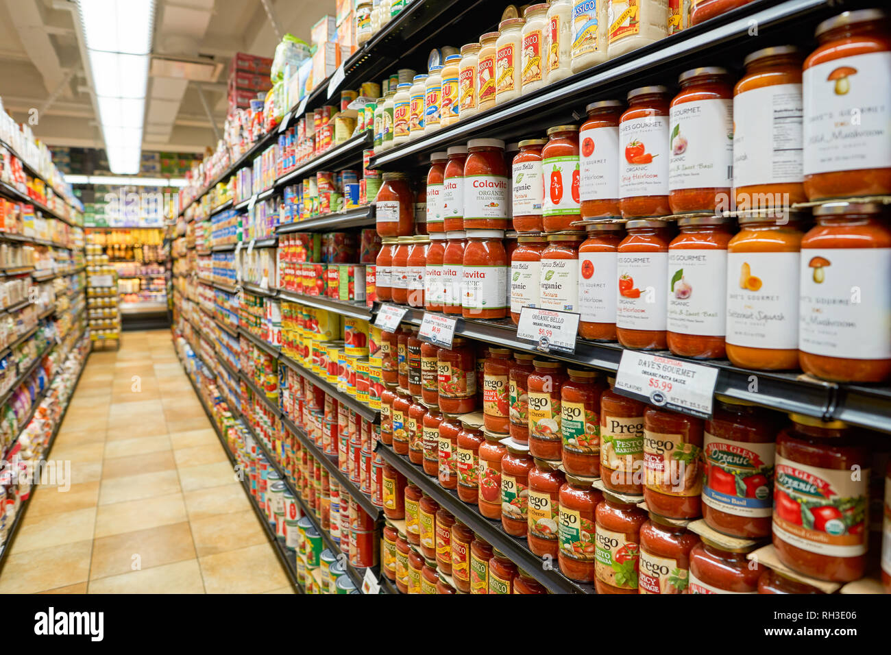 NEW YORK - CIRCA NEL MARZO 2016: all'interno del lato ovest del mercato. West Side Market è un supermercato a Broadway, New York Foto Stock
