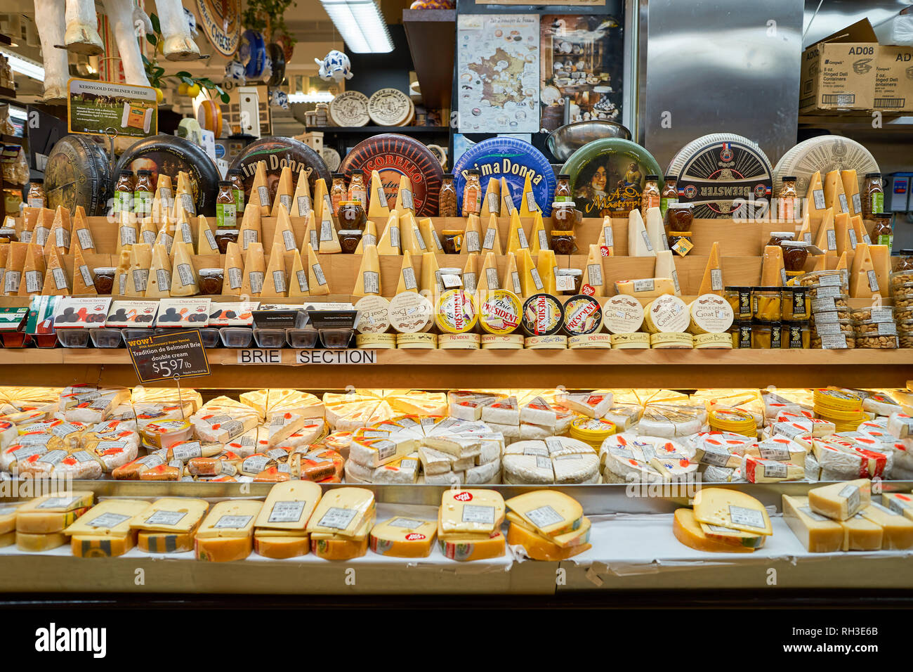 NEW YORK - CIRCA NEL MARZO 2016: all'interno del lato ovest del mercato. West Side Market è un supermercato a Broadway, New York Foto Stock