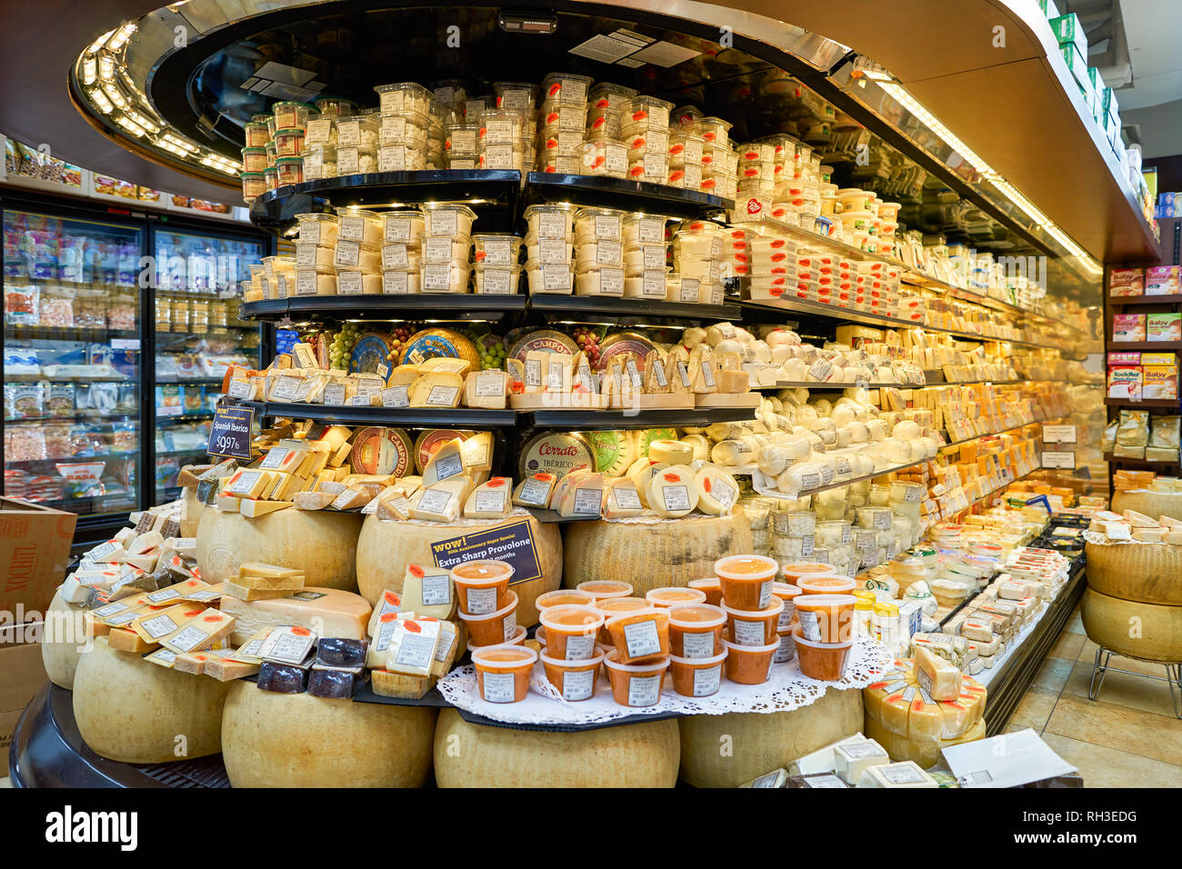 NEW YORK - CIRCA NEL MARZO 2016: all'interno del lato ovest del mercato. West Side Market è un supermercato a Broadway, New York Foto Stock
