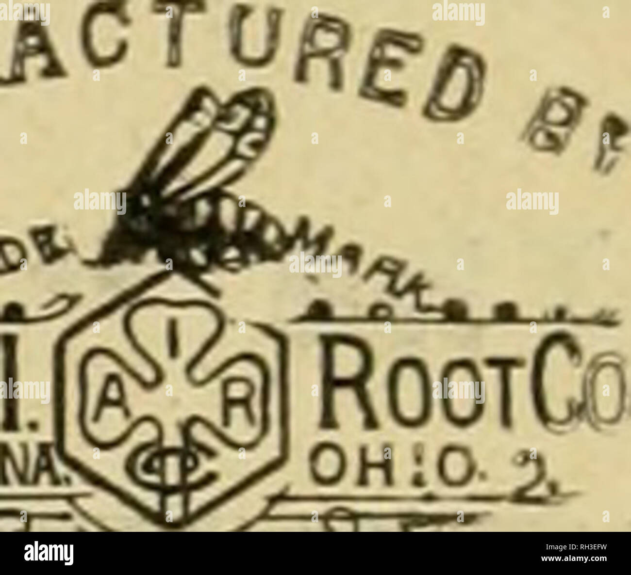 . British bee ufficiale &AMP; gli apicoltori consigliere. Le api. $qfac. sir* - TheMI^RootGo .C MÂ£PIMBtag&GT; OH :Q ?â r*Wis ****^ i Concessionari e gli apicoltori vedrà i suddetti marchi stampigliati su ogni pacchetto originale di Hoot erbaccia, e sulla slitta all interno di ogni tale confezione, dal 1 lb. al 50 lb. dimensioni. " WEED " eccelle su tutte le altre fondazioni in puro ness, con impossibilità di comunicare fallo germi di covata, tenacità e conseguente economicità, facilità di movimentazione in tutti i tempi senza rotture e accettazione da parte dell'api. Queste rivendicazioni sono ora copiati dai fornitori di altre fondazioni importati w Foto Stock