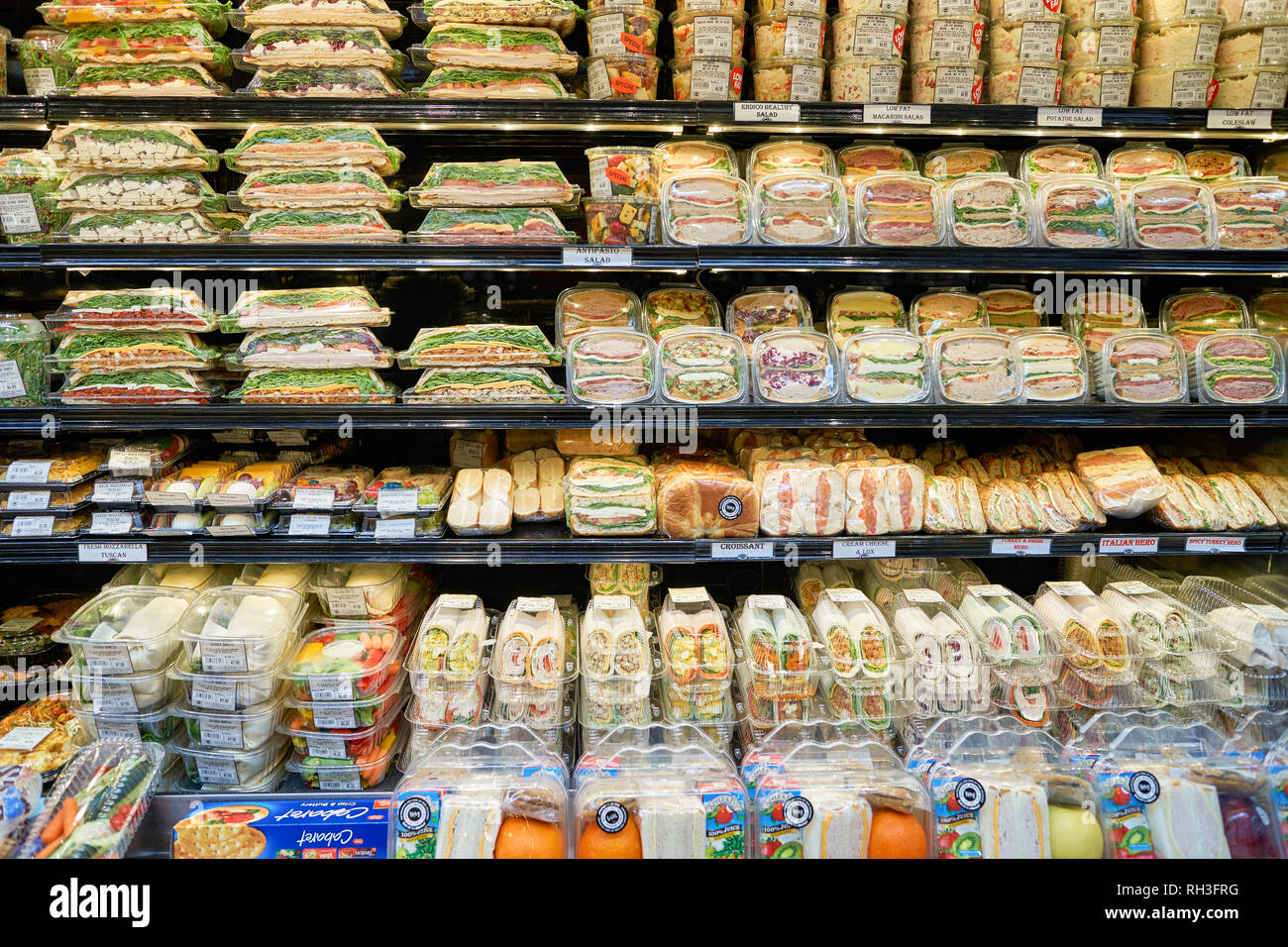 NEW YORK - CIRCA NEL MARZO 2016: all'interno del lato ovest del mercato. West Side Market è un supermercato a Broadway, New York Foto Stock