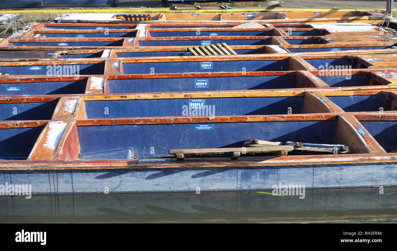 Cambridge, Inghilterra. Svuotare le barche in legno utilizzati per escursioni lungo il fiume Cam Foto Stock
