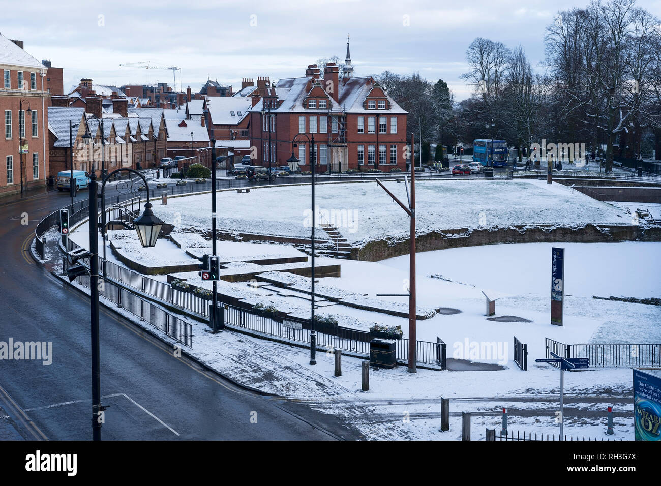 L' anfiteatro romano nel centro citta' di Chester coperto con una leggera spolverata di neve Foto Stock