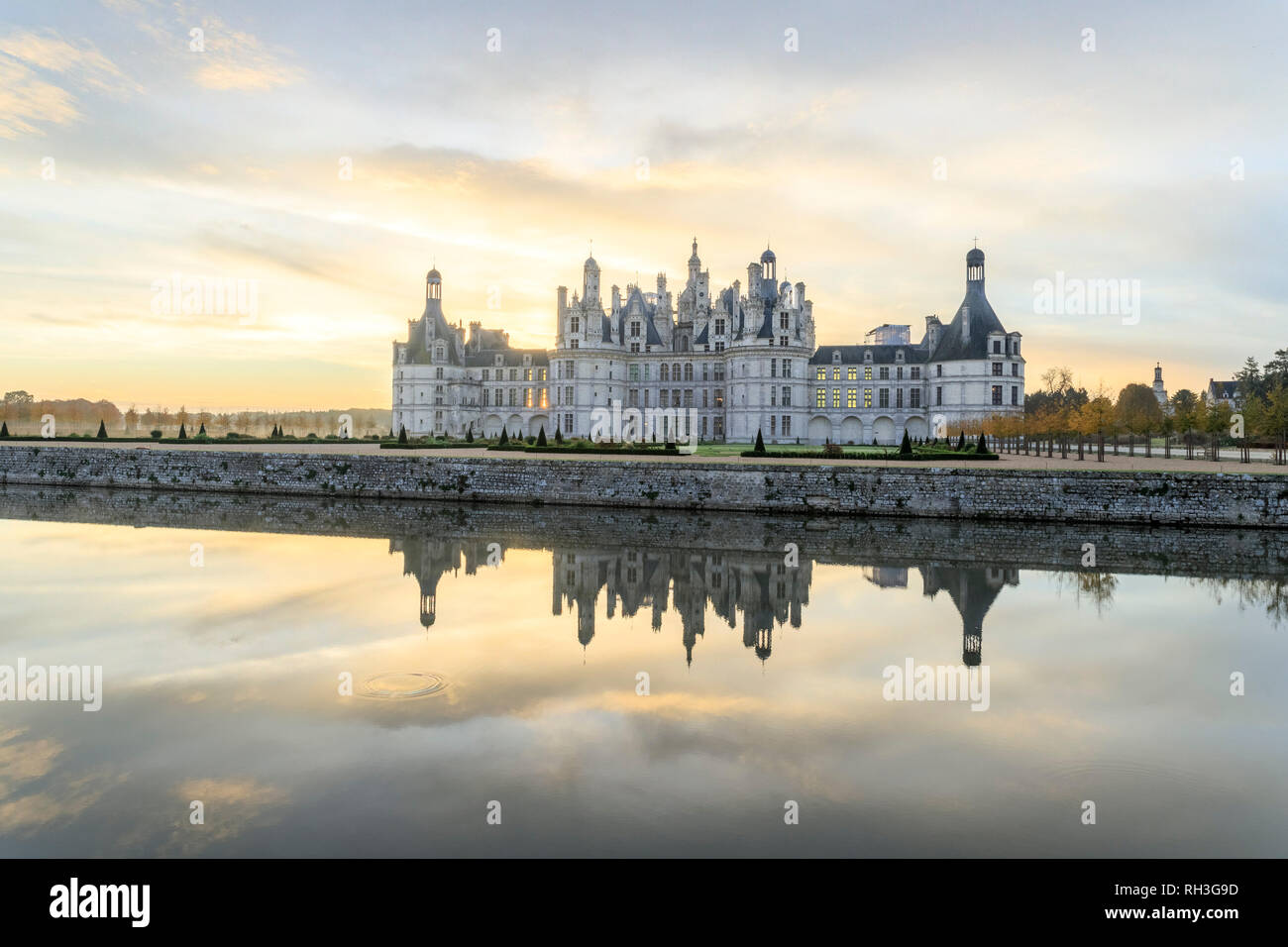 Francia, Loir et Cher, Chambord, Castello di Chambord e il Cosson // Francia, Loir-et-Cher (41), Chambord, Château de Chambord, la facciata nord-ouest et l Foto Stock