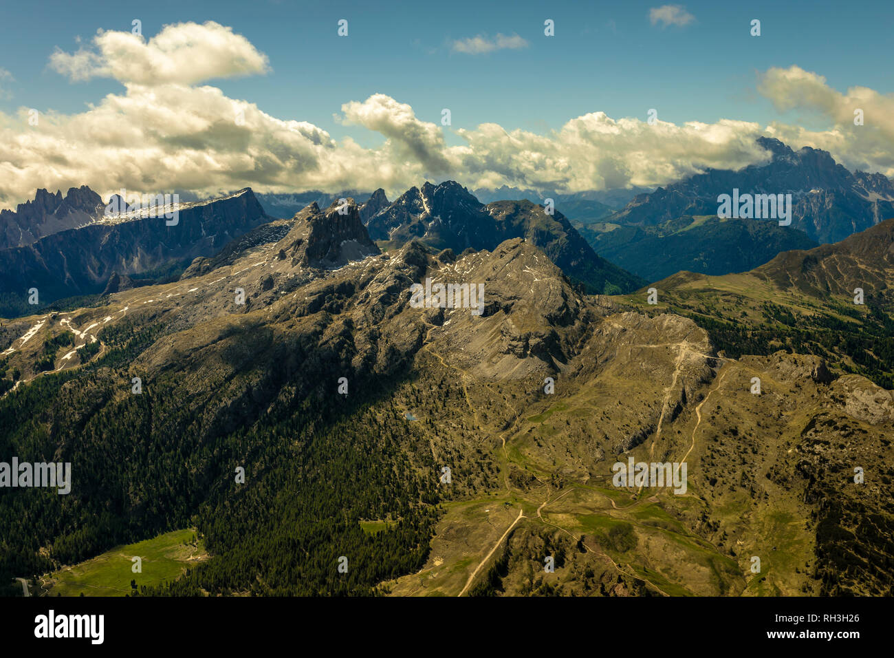 Una vista straordinaria dalla funivia del Lagazuoi rifugio nelle Dolomiti, Italia Foto Stock