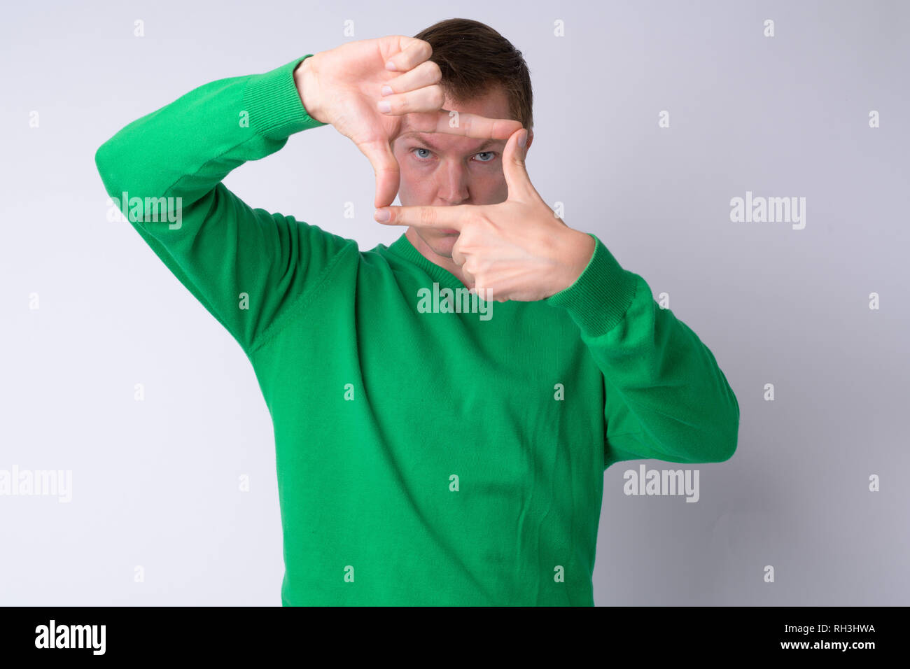 Ritratto di giovane uomo bello la messa a fuoco con le dita Foto Stock