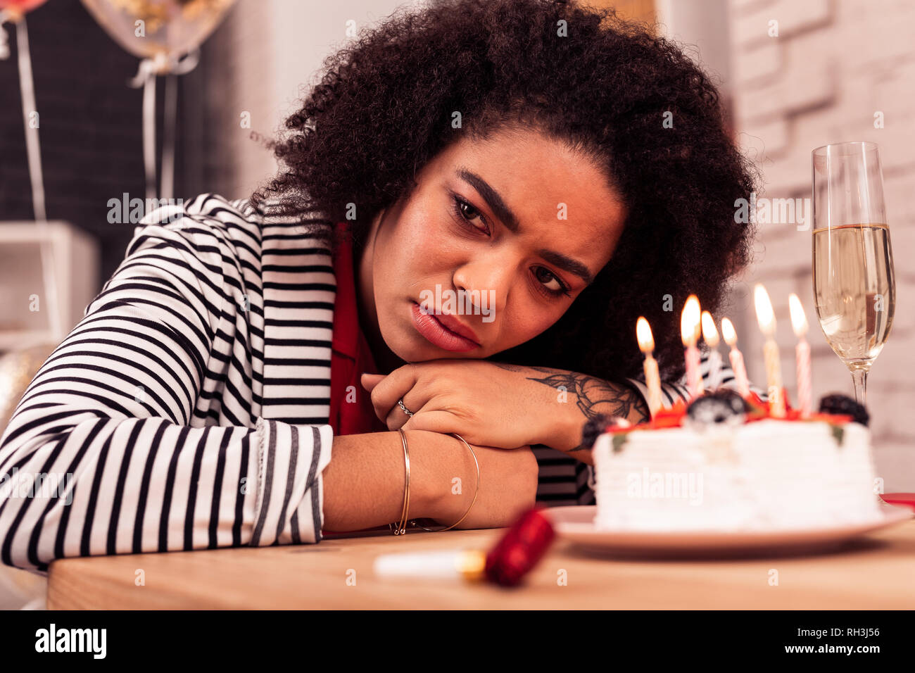 Bella giovane donna a pensare la sua vita solitaria Foto Stock