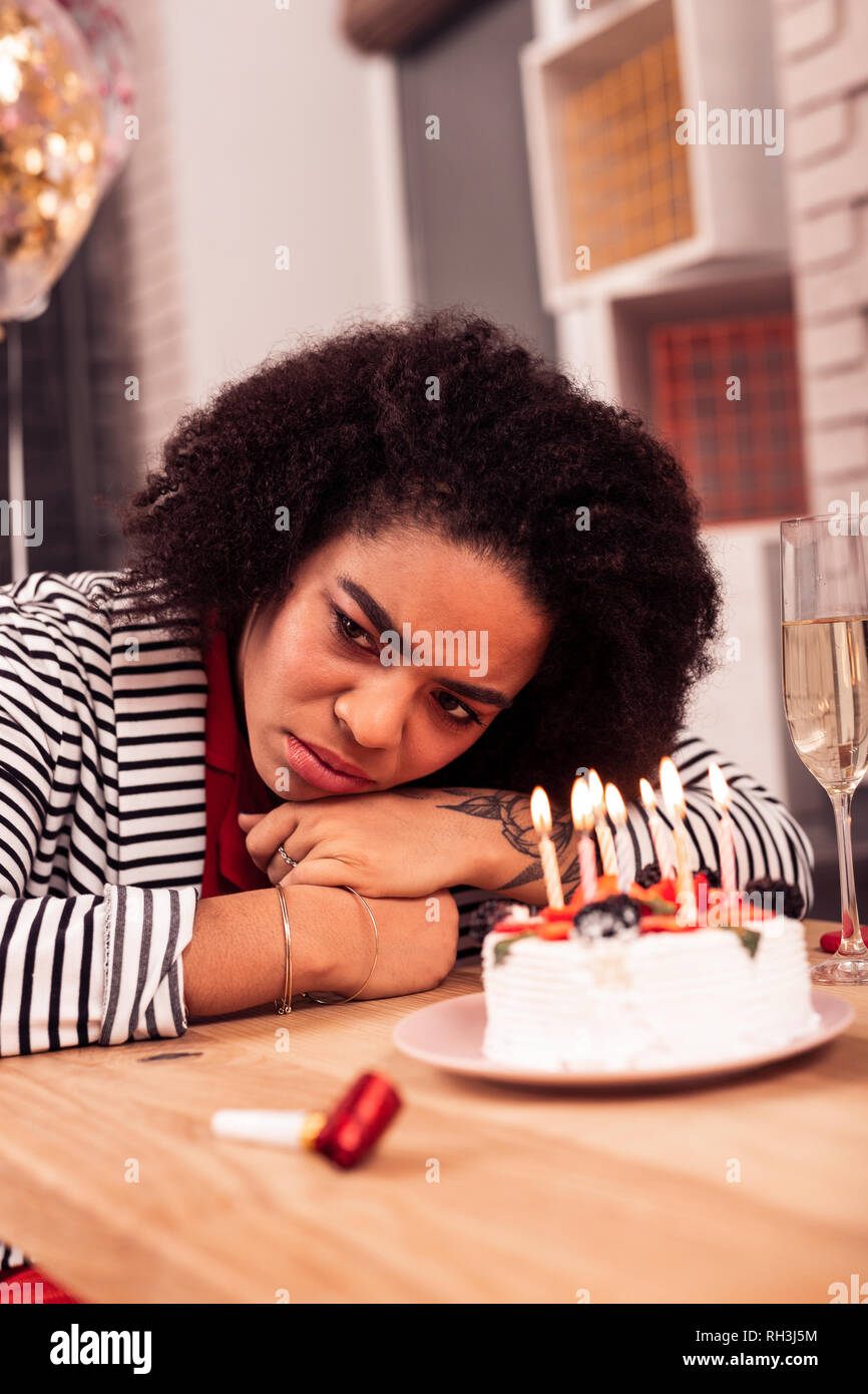 Cupa Afro American donna essendo tutto da solo Foto Stock