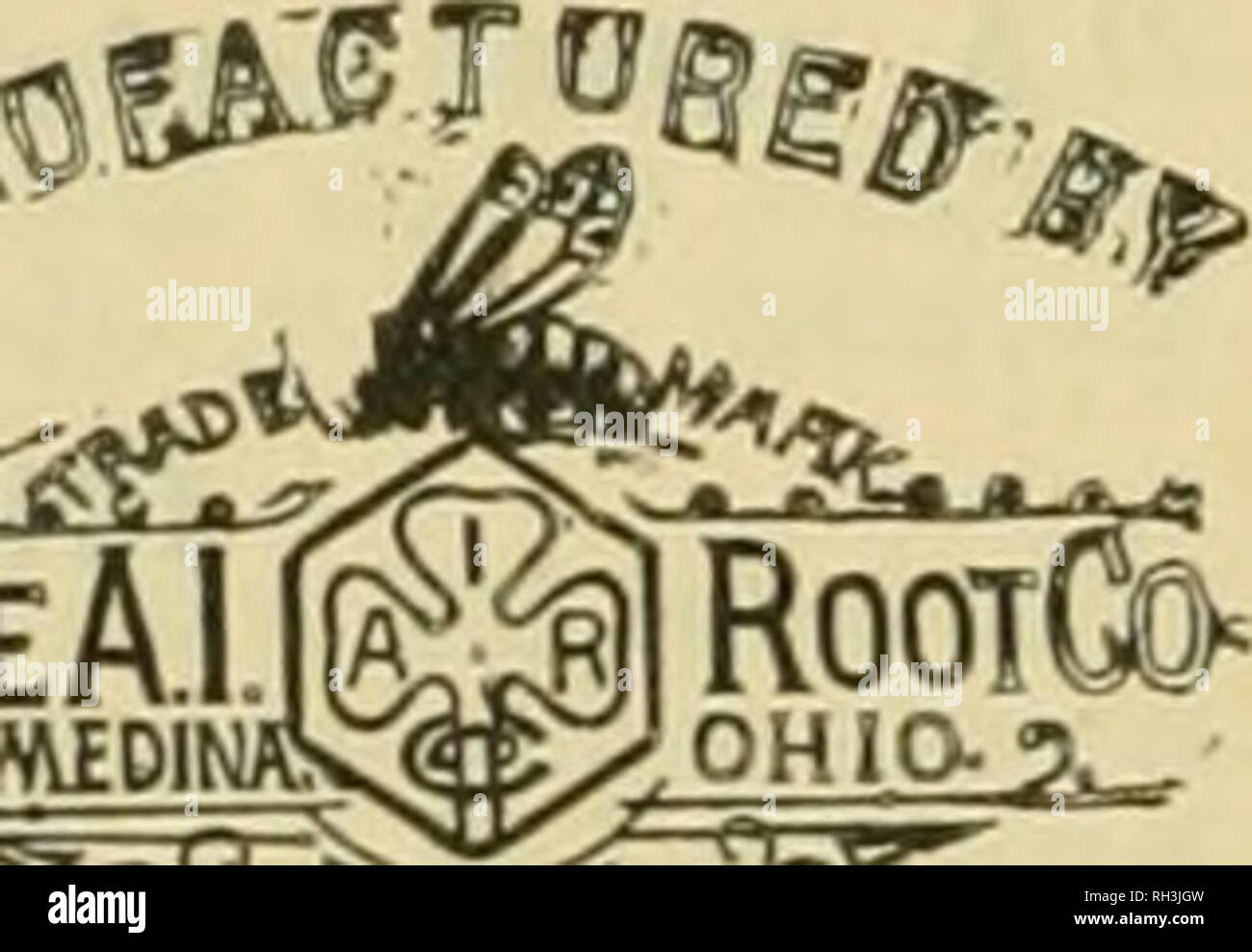 . British bee ufficiale &AMP; gli apicoltori consigliere. Le api. ^MZDIW^P^OHICl:). I concessionari e gli apicoltori vedrà i suddetti marchi stampigliati su ogni pacchetto originale di root, erbacce e sulla slitta all interno di ogni tale confezione, dal 1 lb. al 50 lb. dimensioni. " WEED " eccelle su tutte le altre fondazioni in puro- ness, con impossibilità di comunicare fallo germi di covata, tenacità e conseguente economicità, facilità di movimentazione in tutti i tempi senza rotture e accettazione da parte dell'api. Queste rivendicazioni sono ora copiati dai fornitori di altre fondazioni importati che, non essendo effettuata su una macchina di erbaccia, non è in grado di Foto Stock