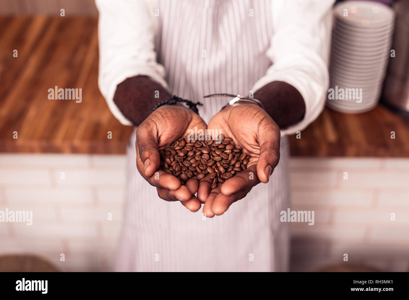 Vista superiore del maschio le mani con i chicchi di caffè Foto Stock