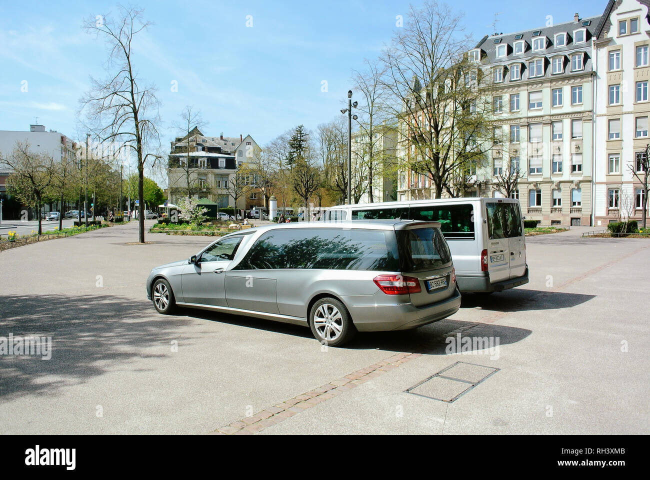 Parigi, Francia - Apr 17, 2013: Mercedes-Benz funebre veicolo parcheggiato di fronte alla chiesa accanto a un passeggero van per i servizi di pompe funebri nel centro città francese Foto Stock