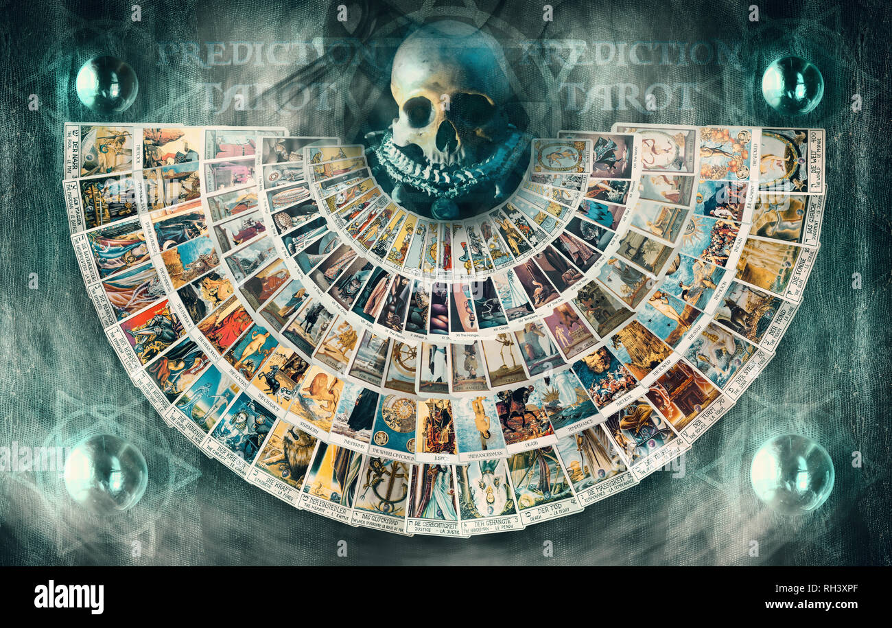 Carte dei Tarocchi (Arcani maggiori) sul vecchio la pelle con il cranio e la sfera di cristallo. Foto Stock