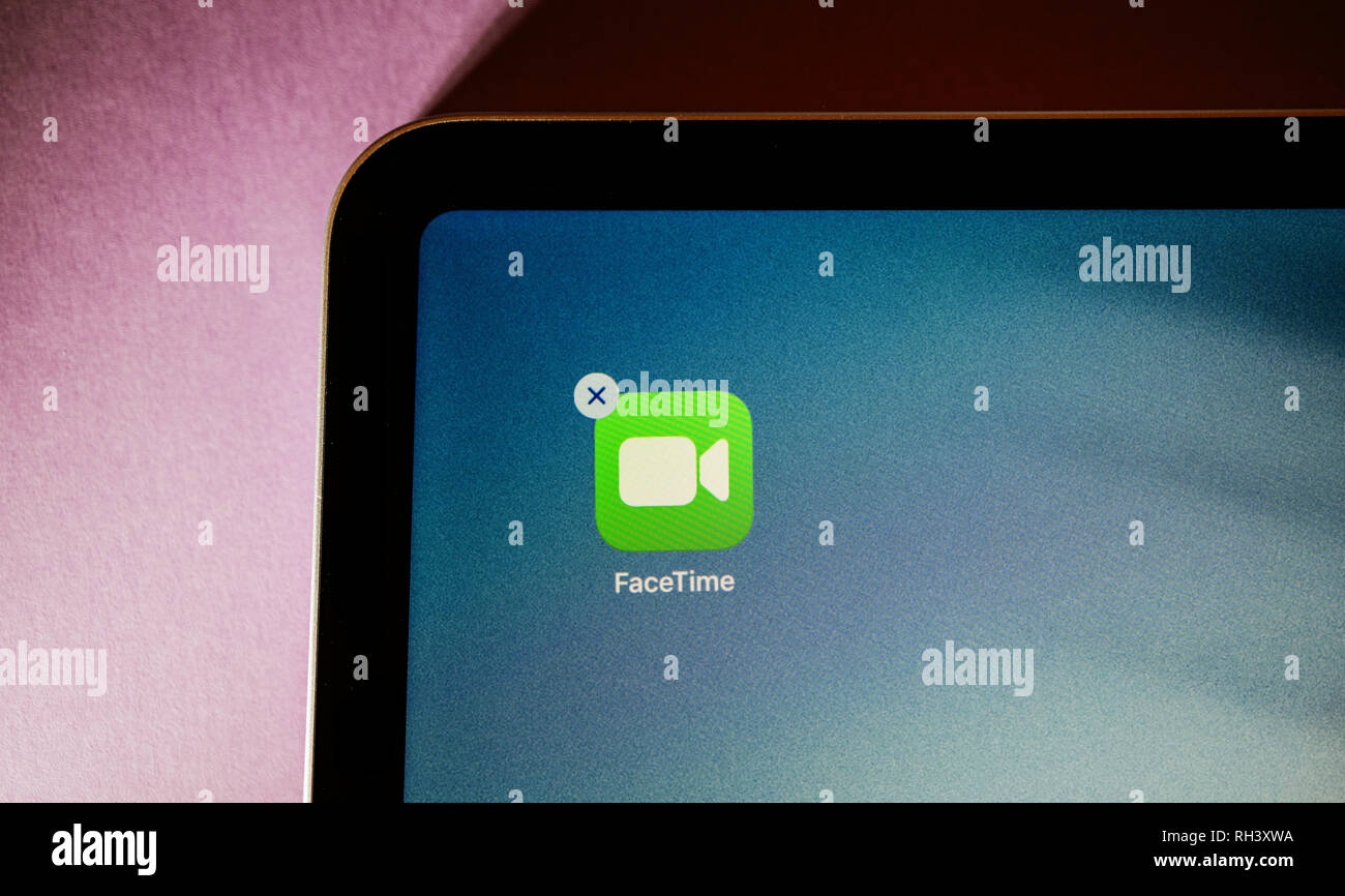 Parigi, Francia - 31 Gen 2018: Apple iPhone PRO 11 con app FaceTime icona sul display prima del processo di eliminazione è una specialità videotelefonia prodotto sviluppato da Apple Inc Foto Stock