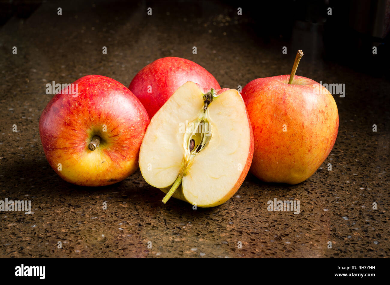 Best of British Daliclass mangiare le mele è pronto per il consumo in inverno nel Regno Unito mostra pulire la carne quando dimezzato Foto Stock