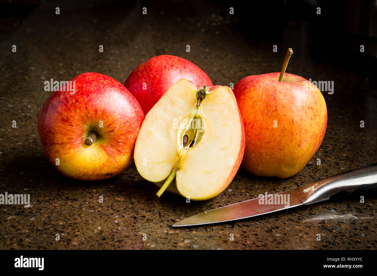 Best of British Daliclass mangiare le mele è pronto per il consumo in inverno nel Regno Unito Foto Stock