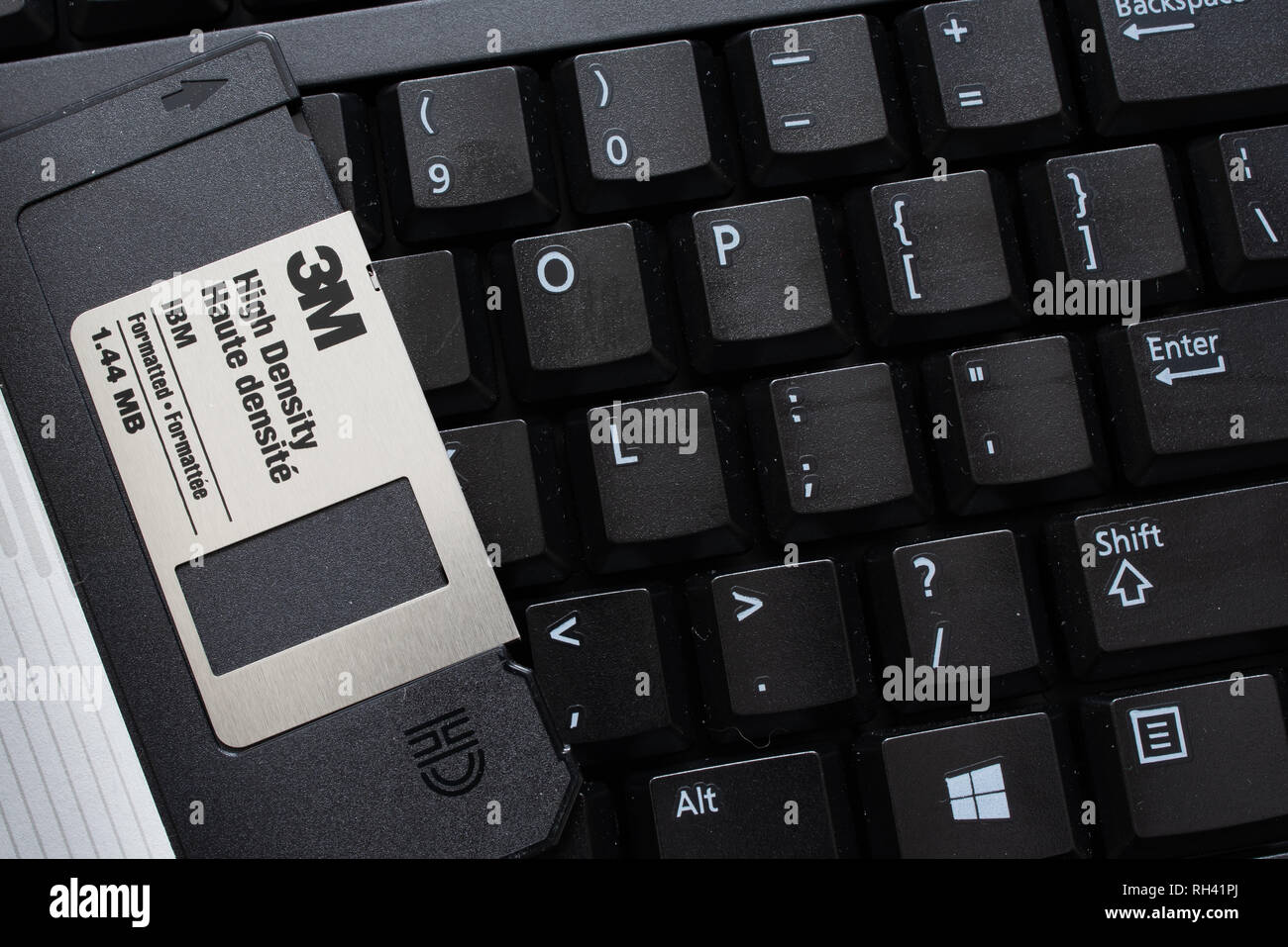 Un nero della tastiera del computer con un nero 3M 3,5 pollici floppy disk per la memorizzazione di dati. Foto Stock