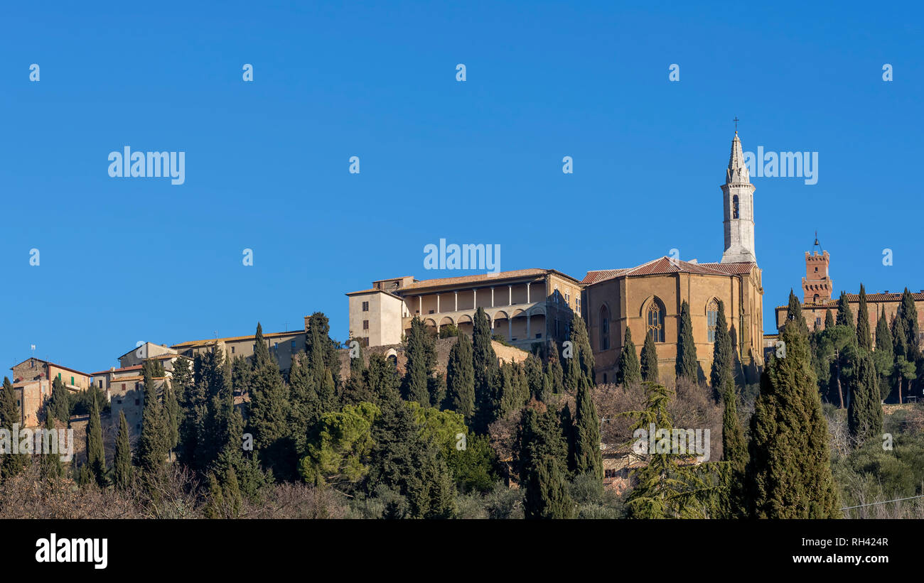 Vista panoramica del centro storico di Pienza dal di sotto, Siena, Toscana, Italia Foto Stock