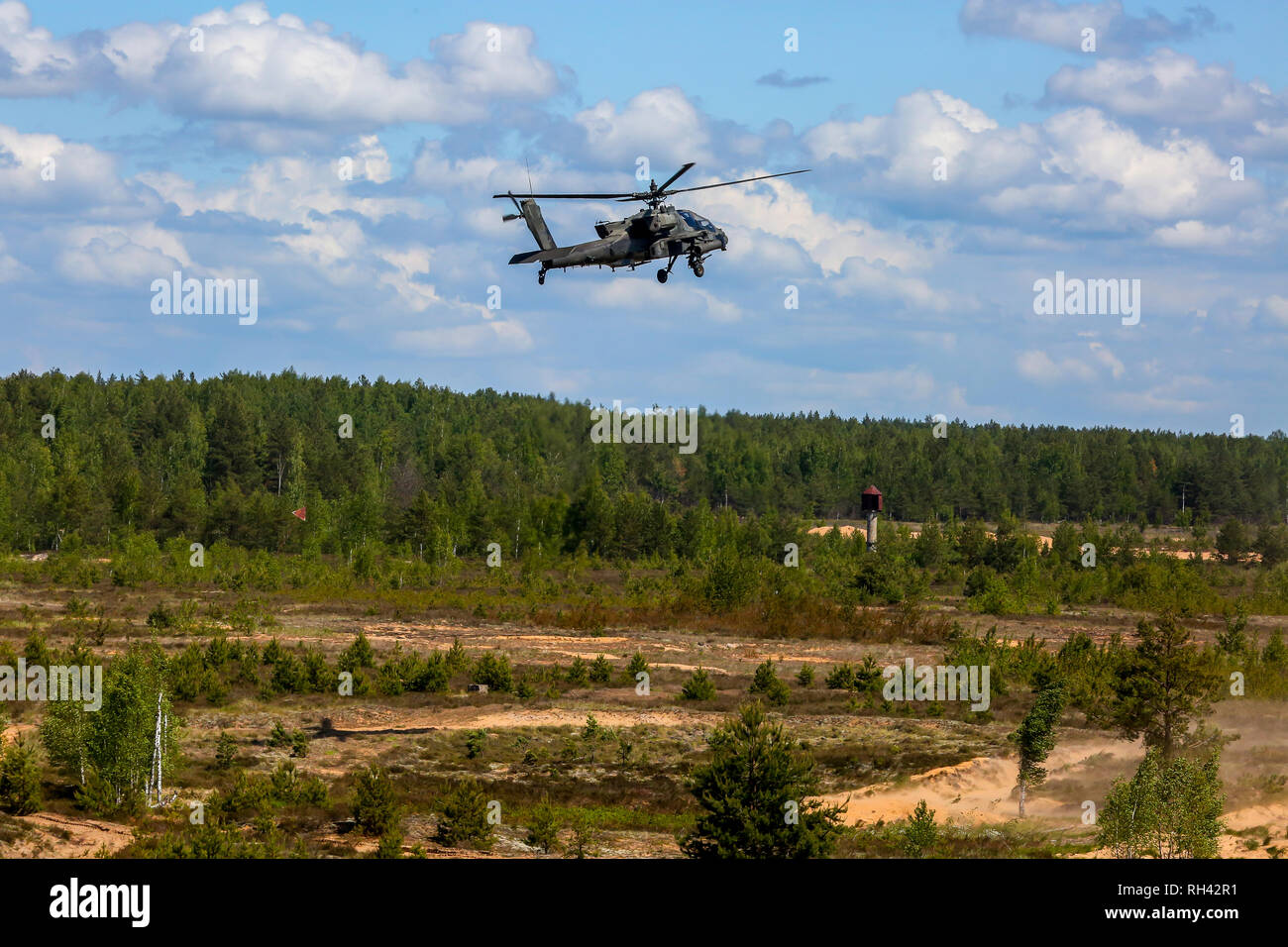 UH-60 Blackhawk e Apache. Militare Internazionale di Formazione "aber Strike 2017', Adazi, Lettonia, dal 3 al 15 giugno 2017. US Army Europe-led inte annuale Foto Stock