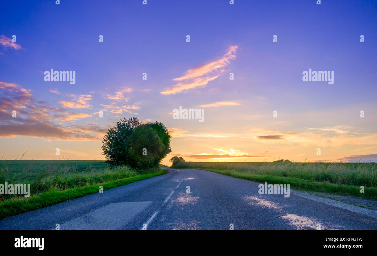 Strada dipartimentale 55 al blue ora in Orne campagna, Normandia Francia Foto Stock