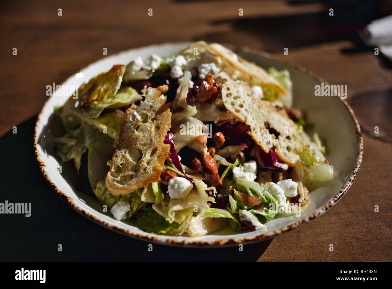 Il Waldorf - Un Insalata Waldorf ordinati presso un cafè sul marciapiede nel centro cittadino di Huntington Beach, CA Foto Stock