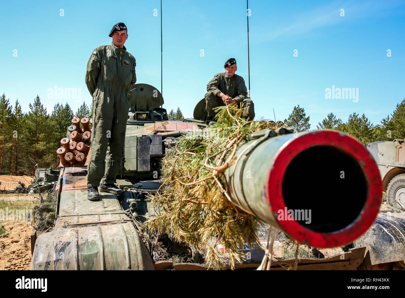 Soldati della NATO sul serbatoio Abrams. Militare Internazionale di Formazione "aber Strike 2017', Adazi, Lettonia, dal 3 al 15 giugno 2017. US Army Europe-led In annuale Foto Stock