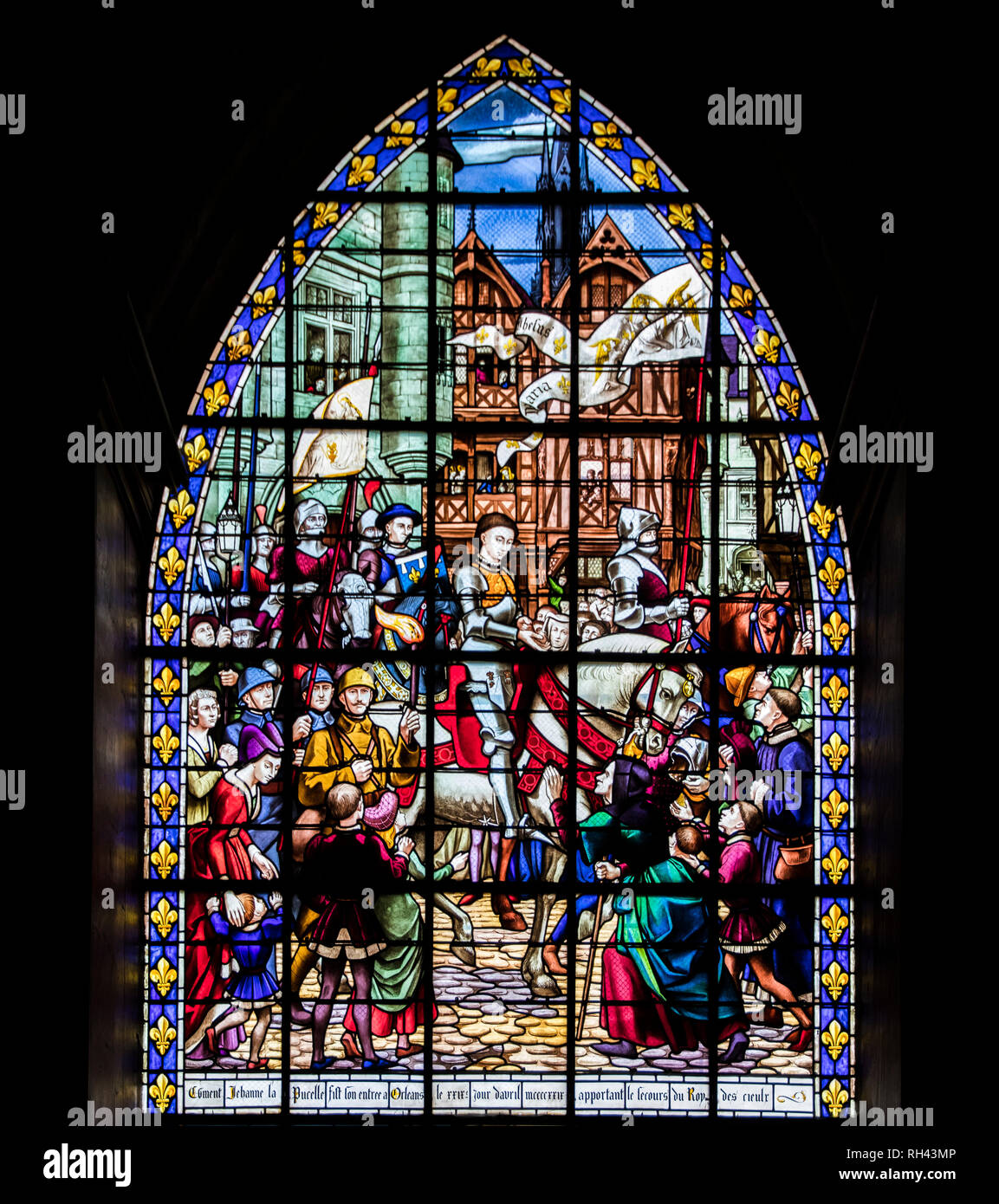 Fougeres, Francia. Le vetrate colorate che rappresentano Giovanna d Arco dopo l'Assedio di Orleans, Eglise chiesa di Saint Sulpice Foto Stock