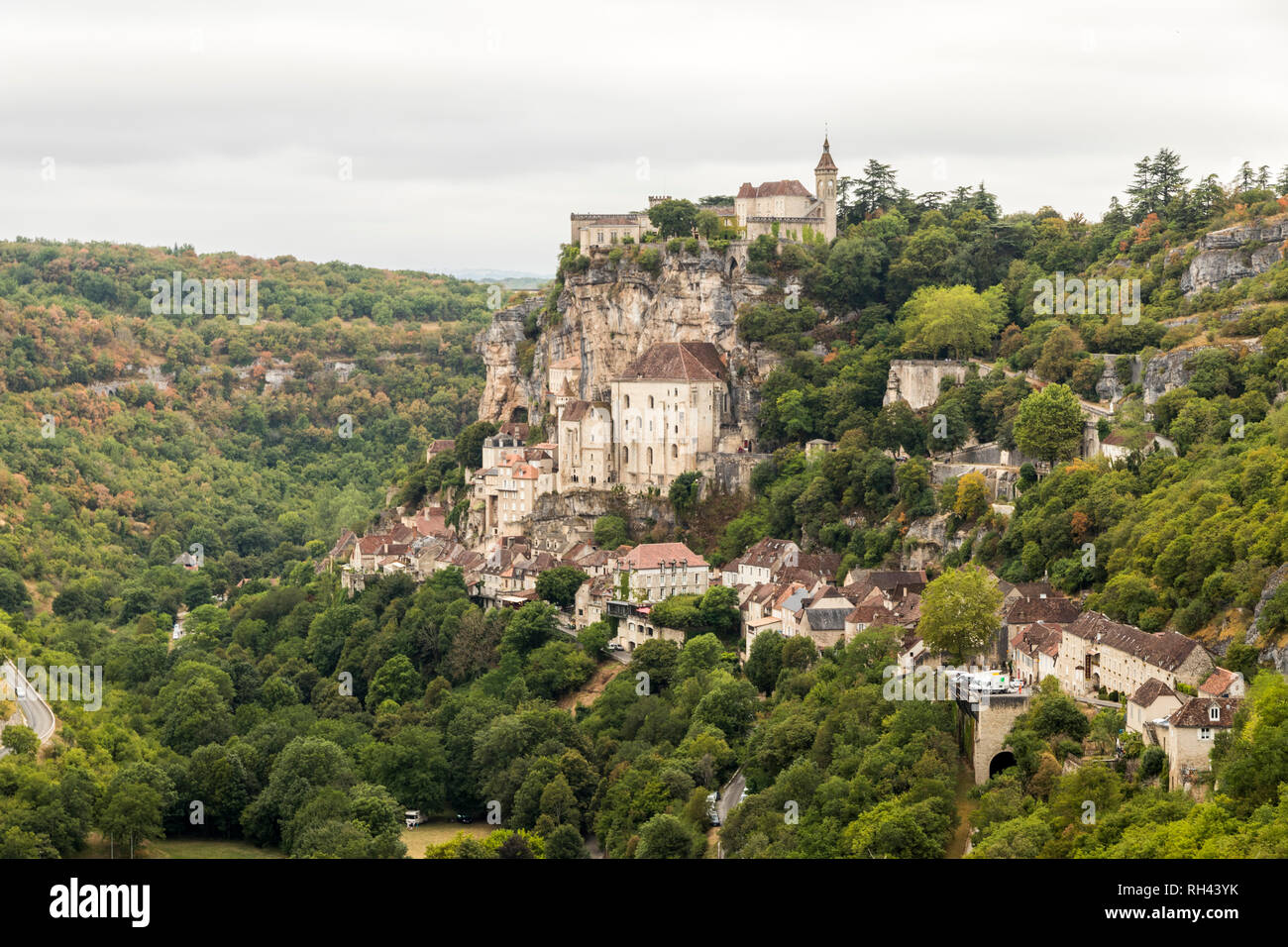 Rocamadour, Francia. Villaggio su una scogliera sulla gola del fiume Dordogne, con il Santuario della Beata Vergine Maria (Cite religieuse sanctuaire) Foto Stock