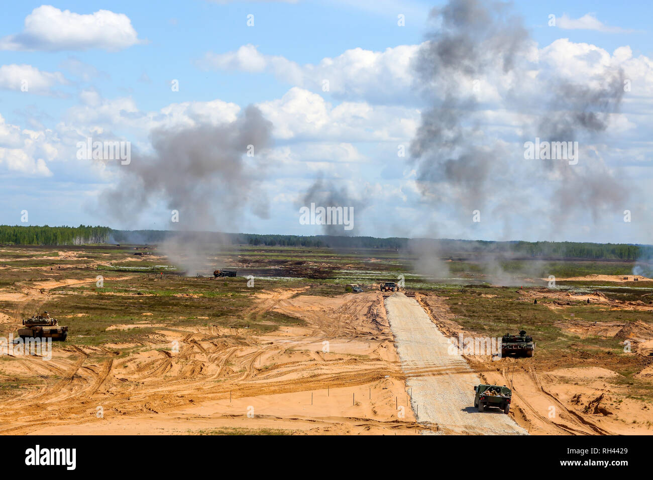 Esplosione e fumo. Militare Internazionale di Formazione "aber Strike 2017', Adazi, Lettonia, dal 3 al 15 giugno 2017. US Army Europe-led Internation annuale Foto Stock