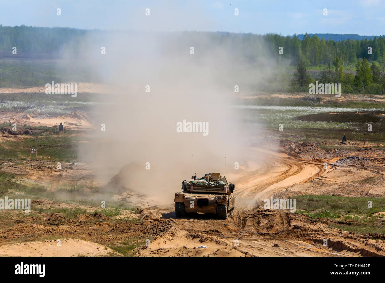 Esplosione e fumo. Militare Internazionale di Formazione "aber Strike 2017', Adazi, Lettonia, dal 3 al 15 giugno 2017. US Army Europe-led Internation annuale Foto Stock