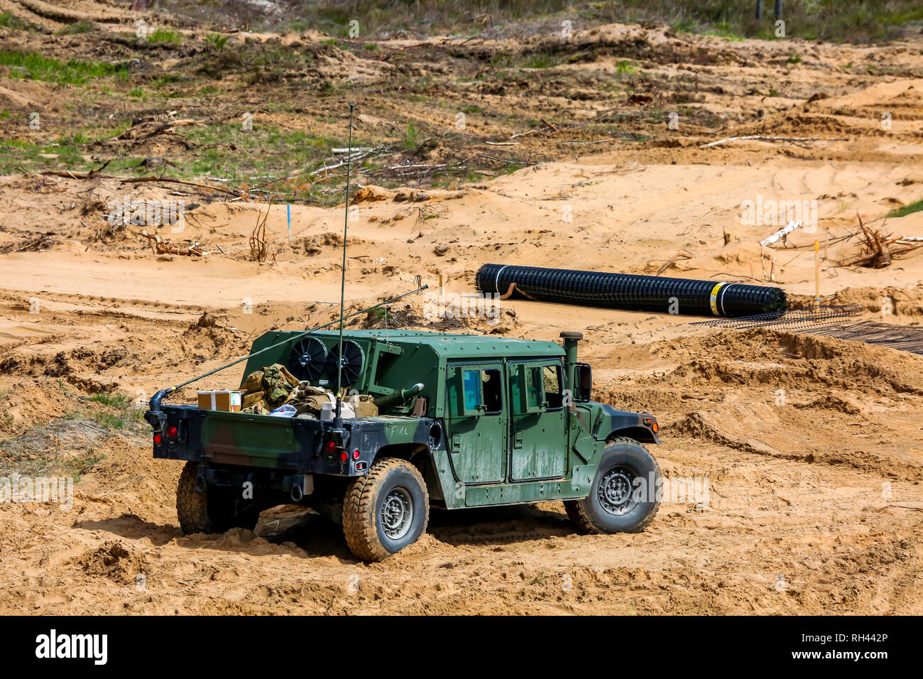 La NATO Hummer veicoli militari. Soldato sul Hummer blindato. Militare Internazionale di Formazione "aber Strike 2017', Adazi, Lettonia, dal 3 al 15 giugno 2017. Foto Stock