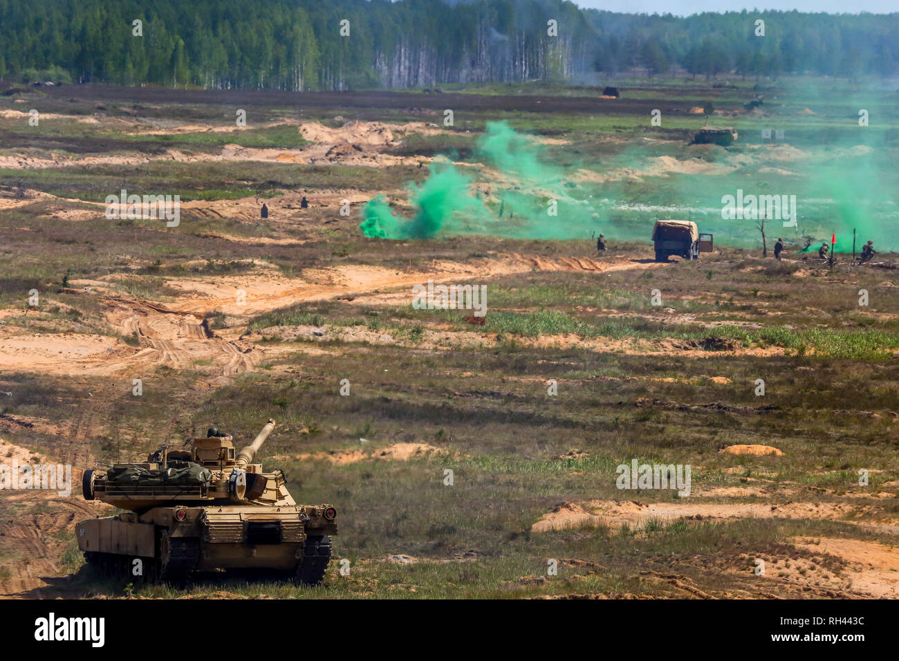 Serbatoio Abrams shoot. Esplosione, il fumo e i veicoli militari. Militare Internazionale di Formazione "aber Strike 2017', Adazi, Lettonia, dal 3 al 15 giugno 2017. Foto Stock