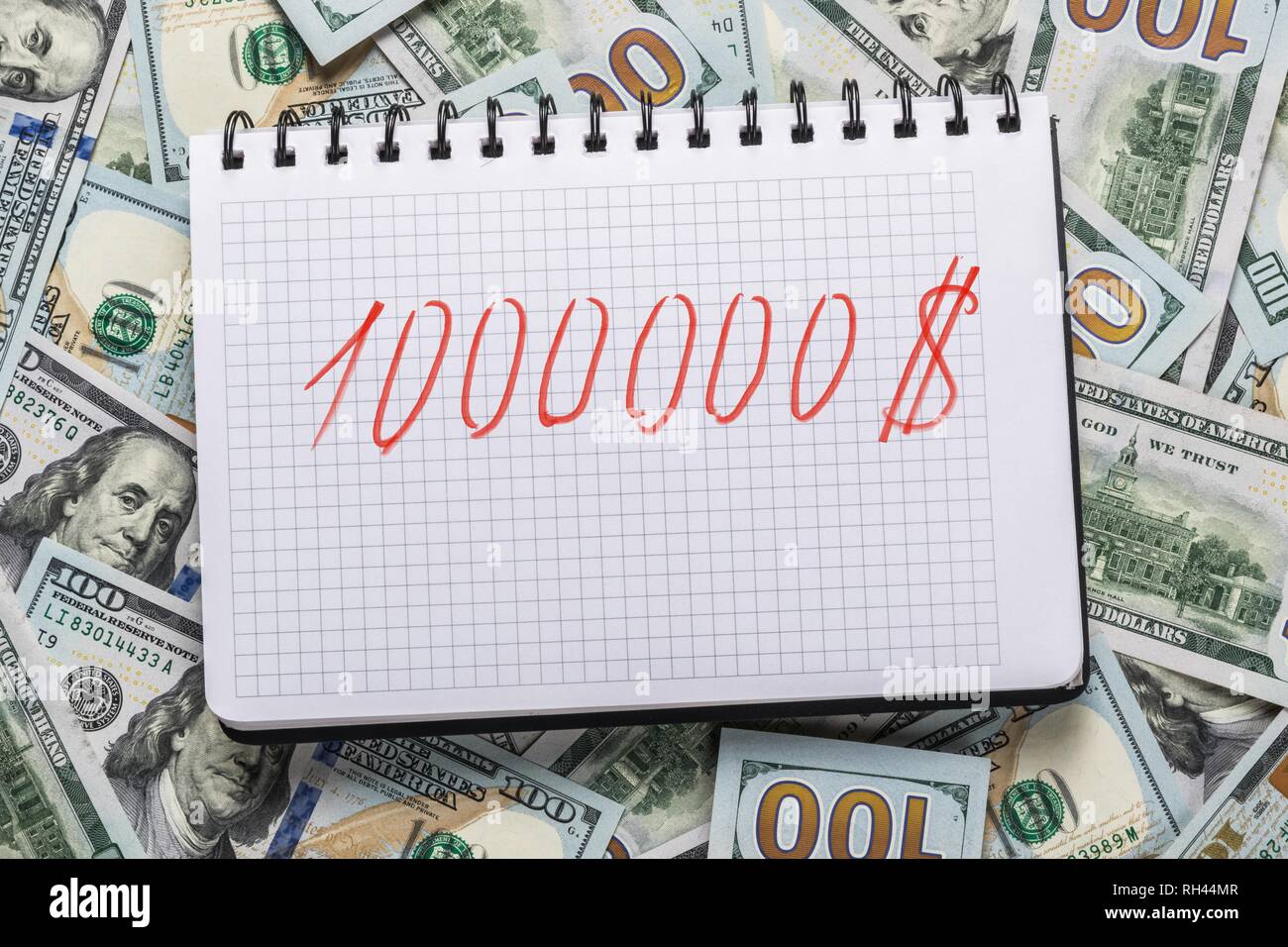 Nota prenota per le note sul denaro del fondo da un centinaio di dollari. Un milione di dollari - notazione di destinazione su un notebook Foto Stock