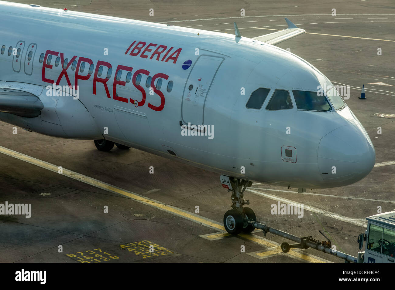 Un Iberia Express Airbus A320, registrati come CE-JFH, all'Aeroporto di Manchester in Inghilterra. Foto Stock