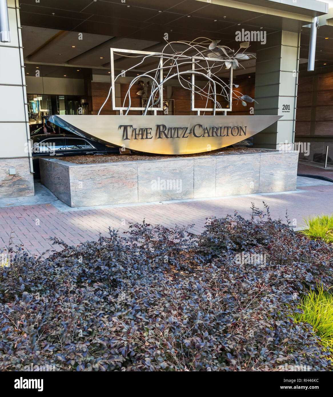 CHARLOTTE, NC, Stati Uniti d'America-1/24/19: Il Ritz-Carloton in uptown Charlotte, con una limousine parcheggiato dietro il segno. Foto Stock