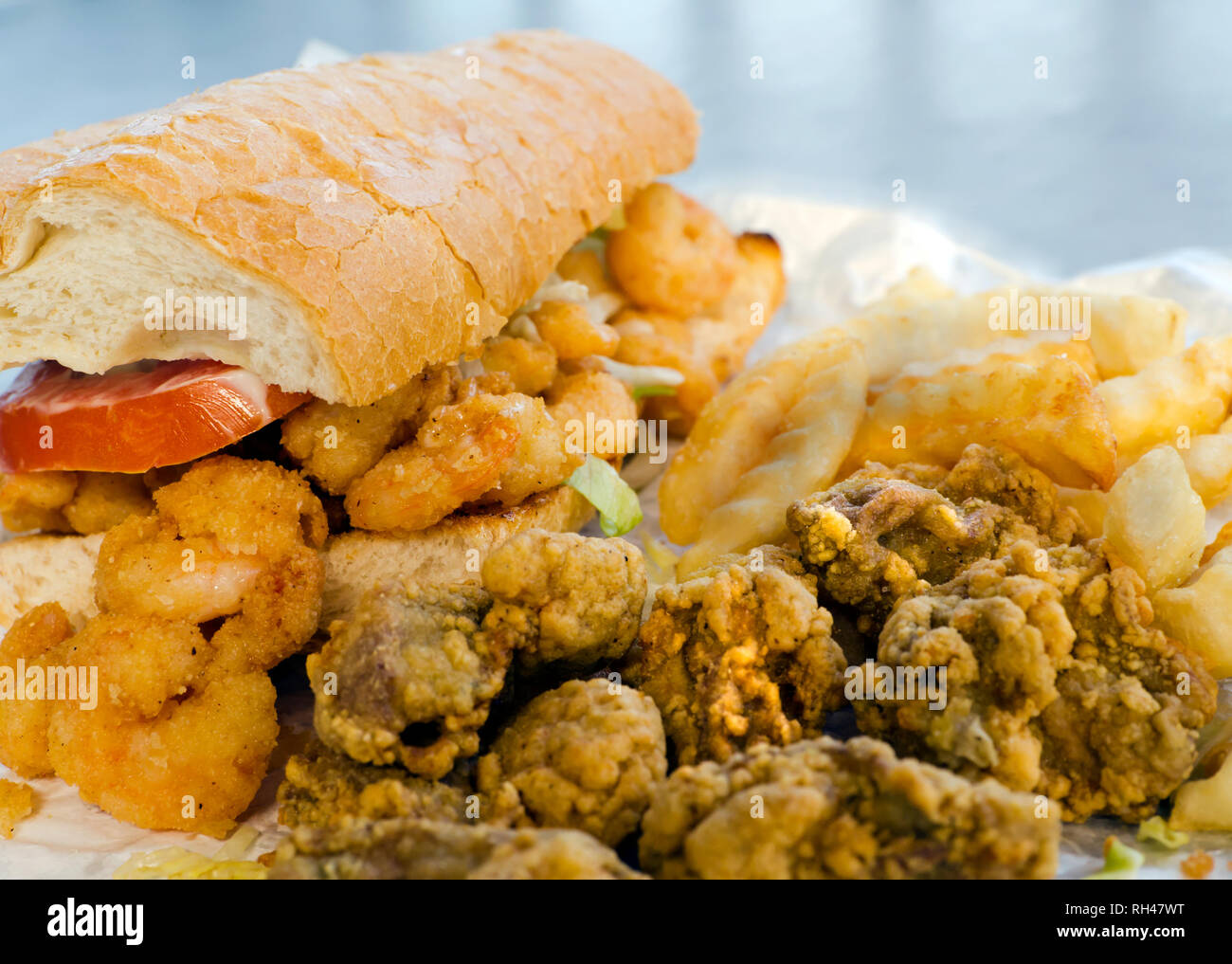 Un gambero po-boy, con ostriche fritte e patatine fritte, è raffigurato nella comune Loon ristorante su Dauphin Island in Alabama sett. 7, 2012. Foto Stock