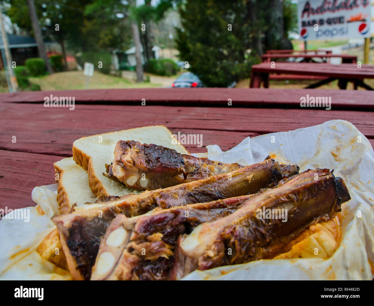 Una piastra di brace costine siede su un tavolo da picnic al di fuori Archibald's Bar B.Q. in Northport, Alabama, Marzo 15, 2014. Foto Stock