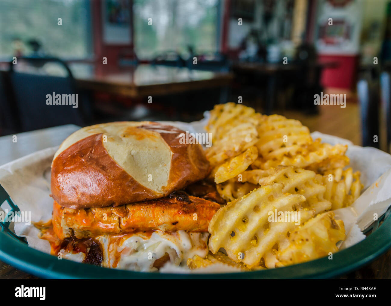 Cheeky burger, un preferito a Cheeky's restaurant in Gordo, Alabama, è un panino al pollo con Buffalo ala a caldo il sugo di pomodoro e mozzarella. Foto Stock