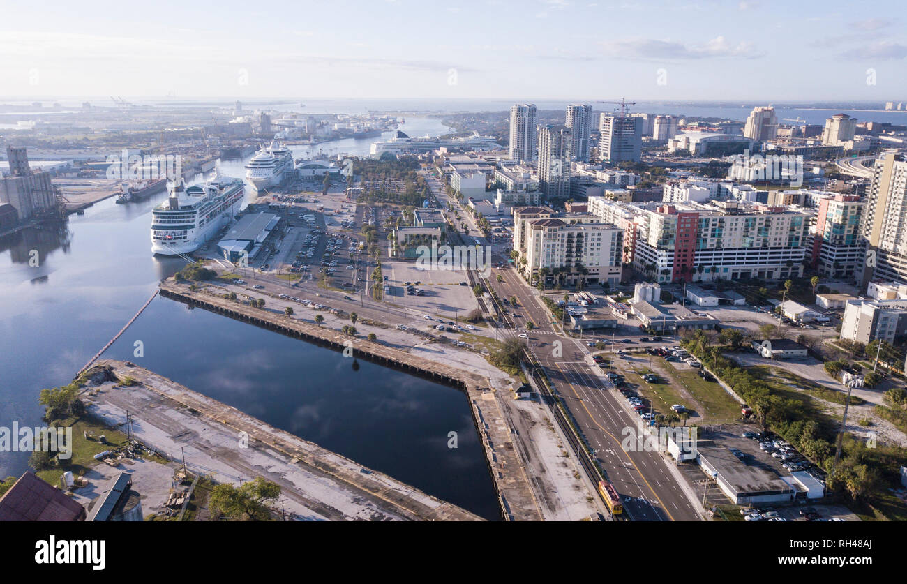 Vista aerea del porto di crociera e downtown area a Tampa, in Florida. Foto Stock