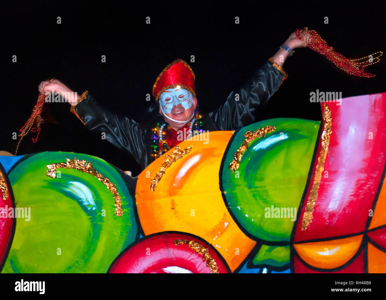 Un reveler getta perle per la folla durante il fine di Inca Mardi Gras Parade nel centro cittadino di Mobile, Alabama, Feb 25, 2011. Foto Stock