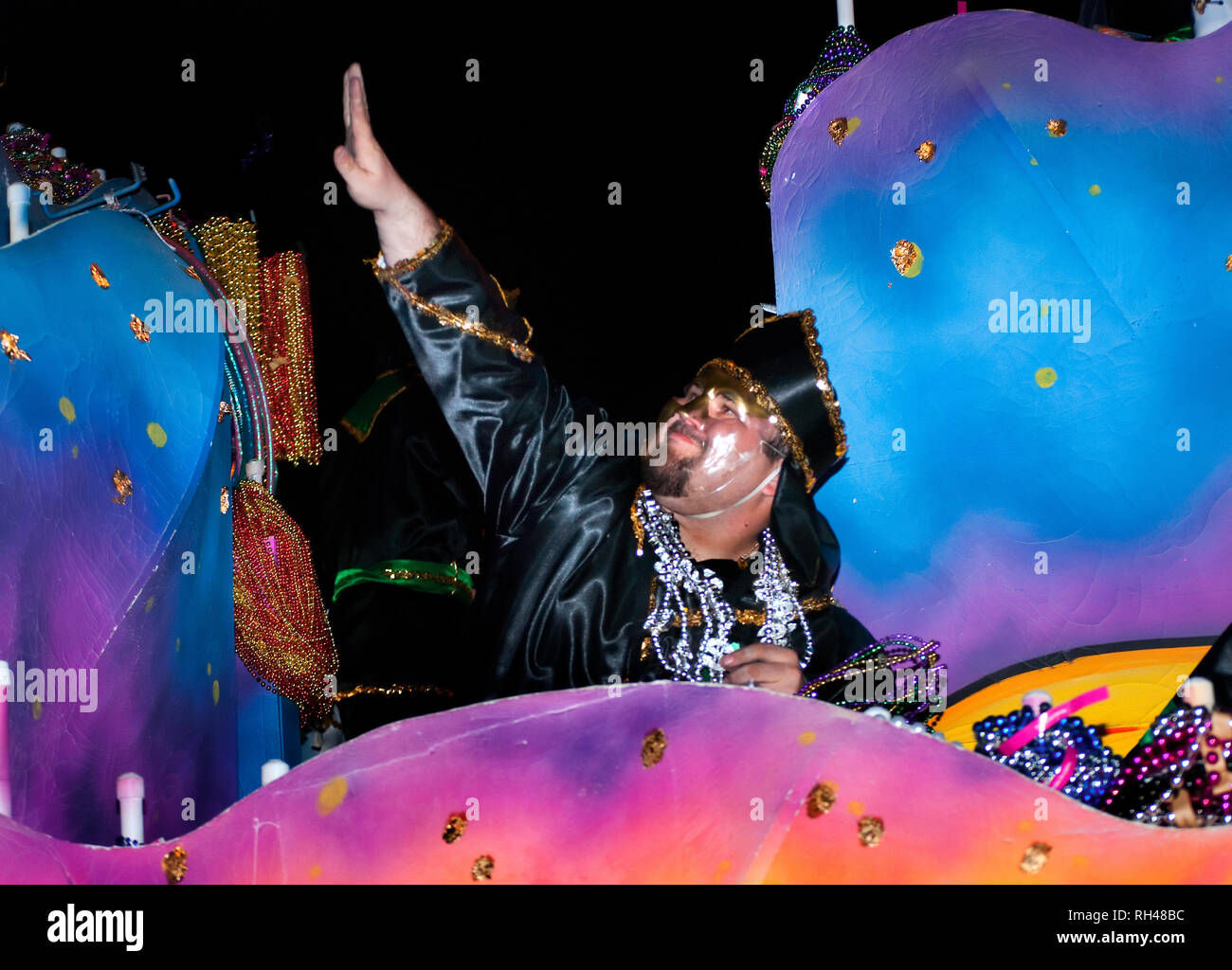 Un onde reveler alla folla durante il fine di Inca Mardi Gras Parade nel centro cittadino di Mobile, Alabama, Feb 25, 2011. Foto Stock