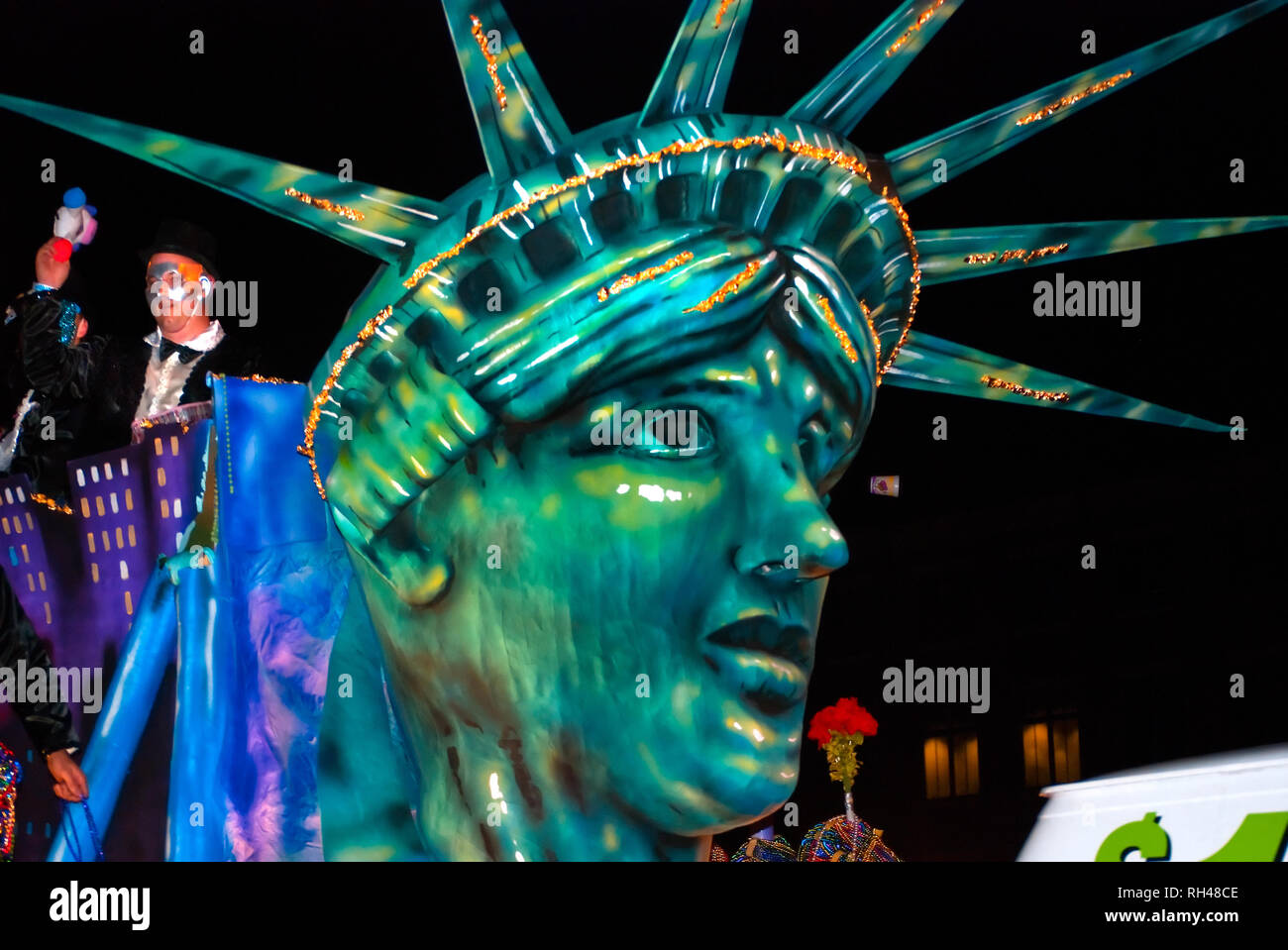 Lady Liberty Towers su un galleggiante come reveler getta un peluche per la folla durante il fine di Inca Mardi Gras Parade di Mobile, Alabama. Foto Stock