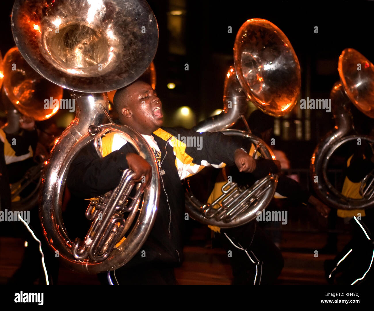 Membri della Williamson High School Mighty Lions Marching Band eseguire durante l'ordine di Inca Mardi Gras Parade di Mobile, Alabama. Foto Stock
