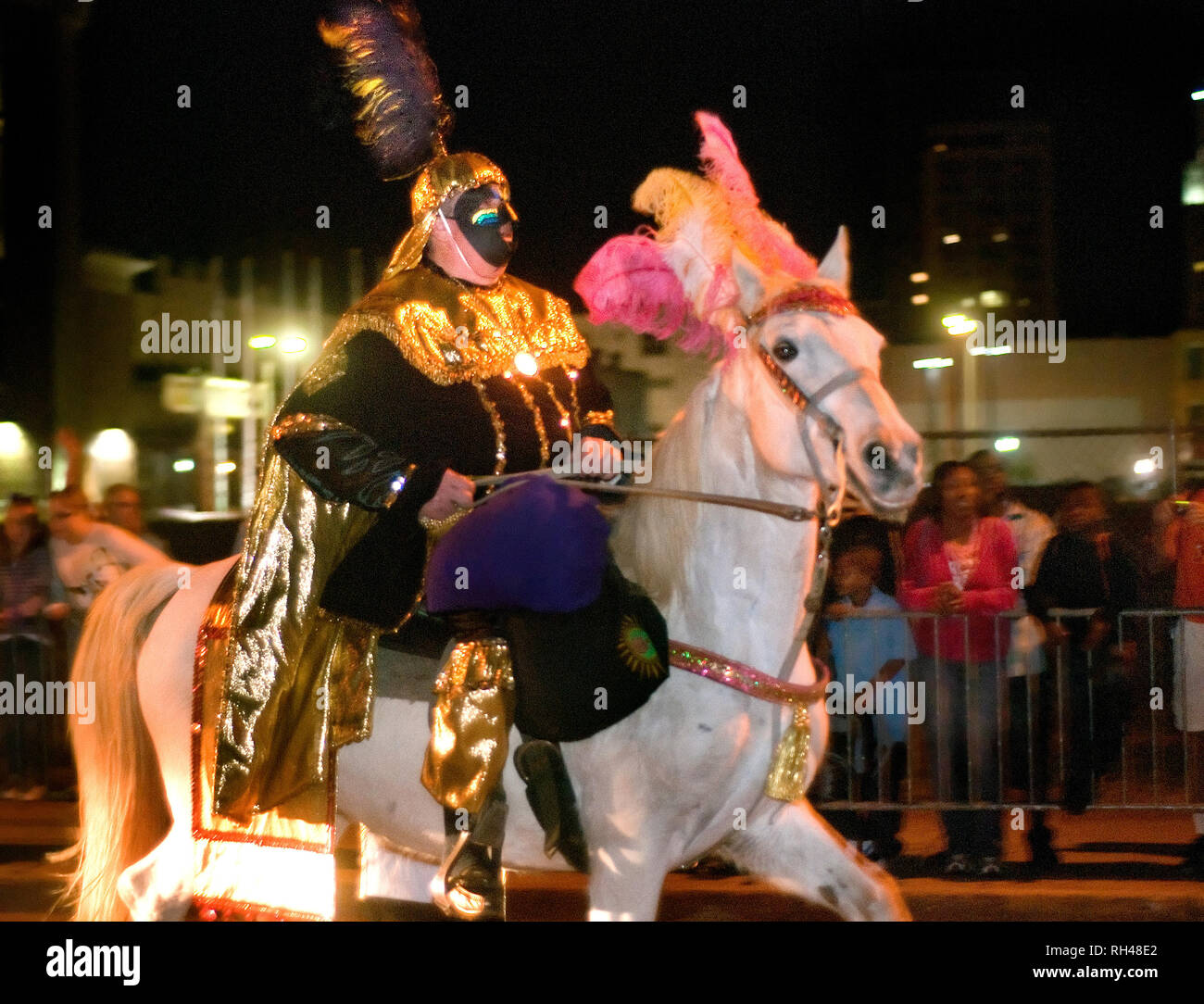 Un reveler scorre verso il basso Church Street a cavallo durante l'ordine di Inca Mardi Gras Parade Febbraio 25, 2011, in Mobile, Alabama. Foto Stock