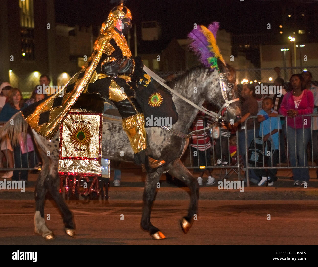 Un reveler scorre verso il basso Church Street a cavallo durante l'ordine di Inca Mardi Gras Parade Febbraio 25, 2011, in Mobile, Alabama. Foto Stock